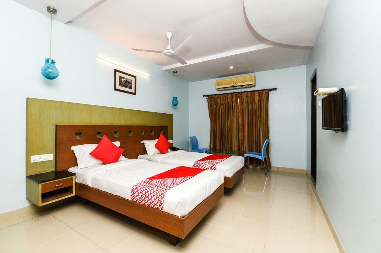 Balaji Grand Hotel Kākināda Exterior foto