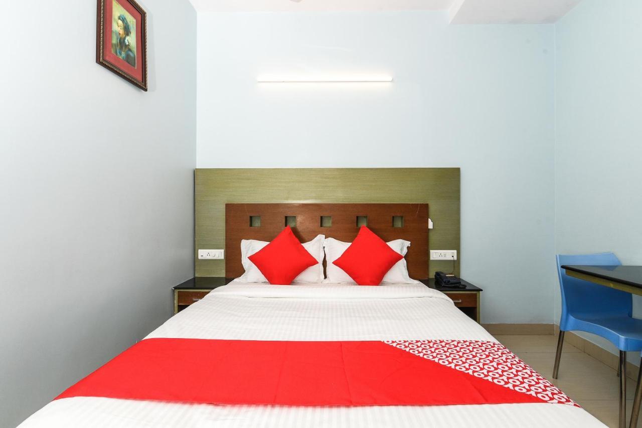Balaji Grand Hotel Kākināda Exterior foto
